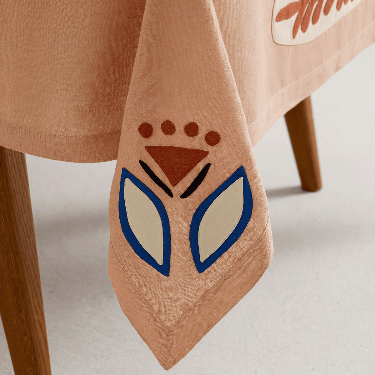Rosetta Hand-Applique Linen Tablecloth