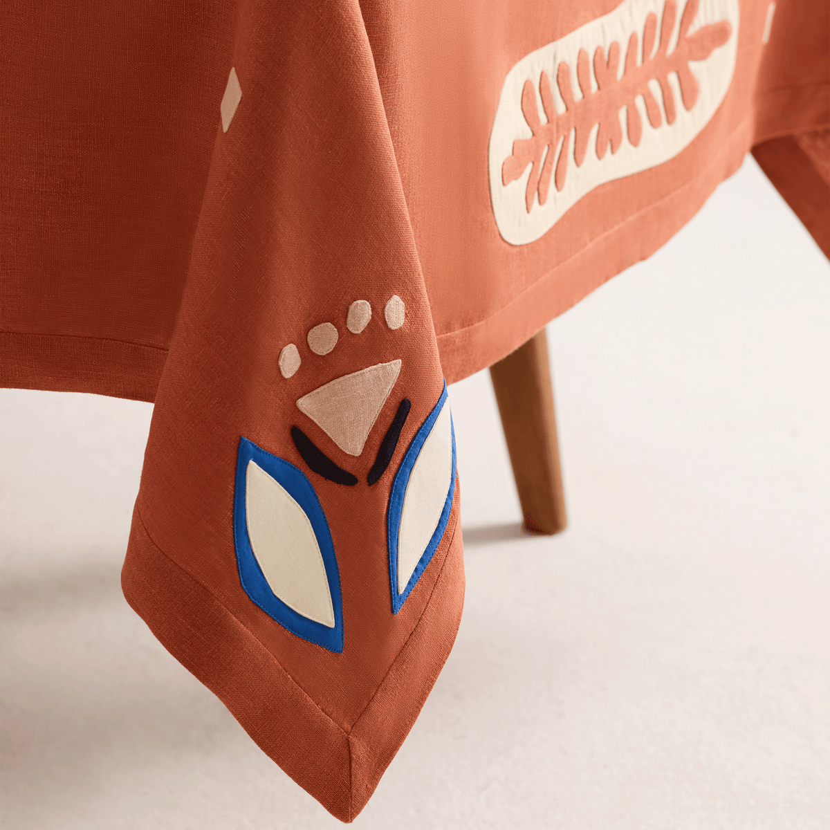 Rosetta Hand-Applique Linen Tablecloth